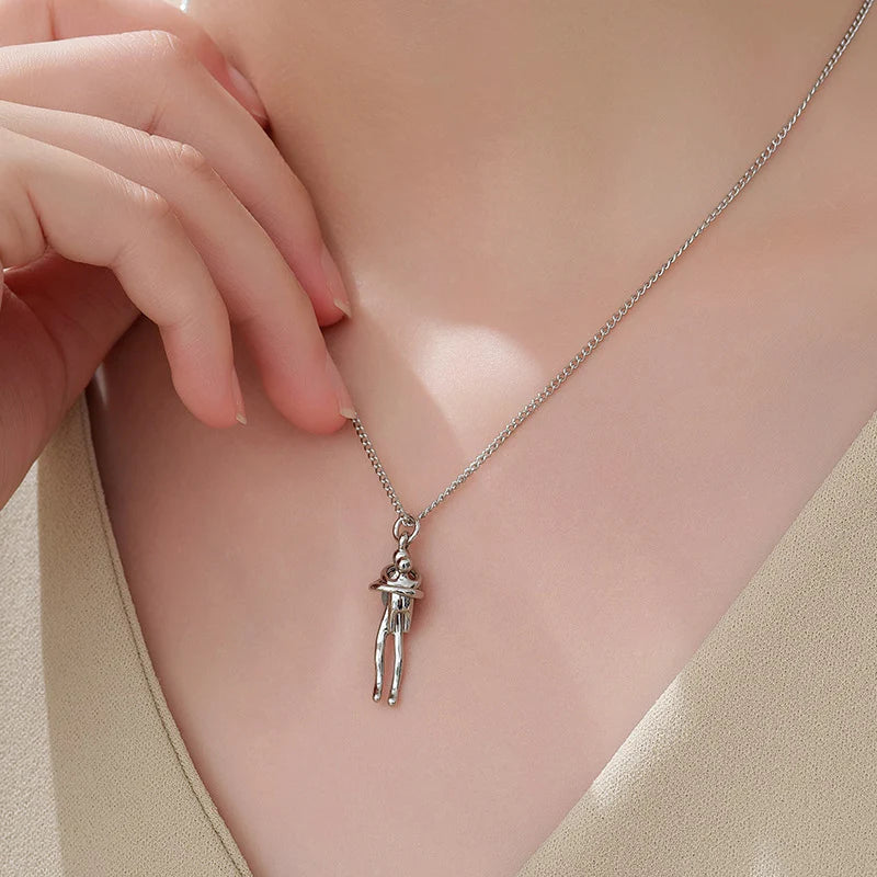 Elegant Embracing Figures Necklace - Commemorative Gift for Mother's Day and Father's Day, Emotional Jewelry for Treasured Memories